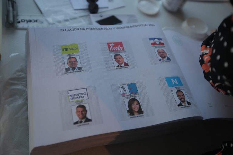 Abren los centros de votación para las legislativas y presidenciales en El Salvador