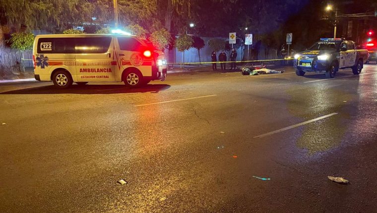 Dos motoristas chocaron en la 7 avenida y 14 calle de la zona 9 de la capital, que dejó un muerto y un herido. (Foto Prensa Libre: Bomberos Voluntarios)