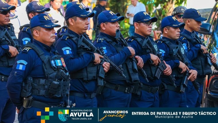 La alcaldesa de Ayutla, San Marcos, Isel Súñiga, durante la entrega de armas largas y equipo táctico a los agentes de la Policía Municipal. (Foto Prensa Libre: Tomada del Facebook de la municipalidad de Ayutla)