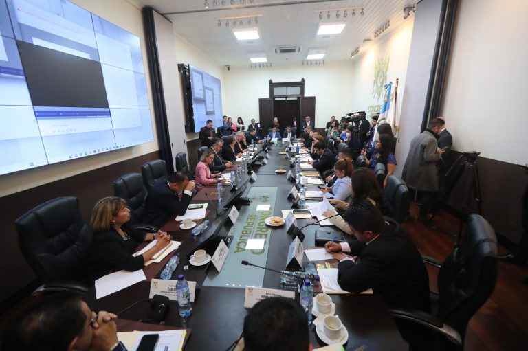 Diputados señalan que hospitales nacionales pagaron hasta Q15 mil por frasco de inmunoglobulina