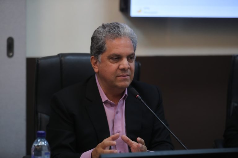 ministro de salud oscar cordon enfermedad neurogologica aguda