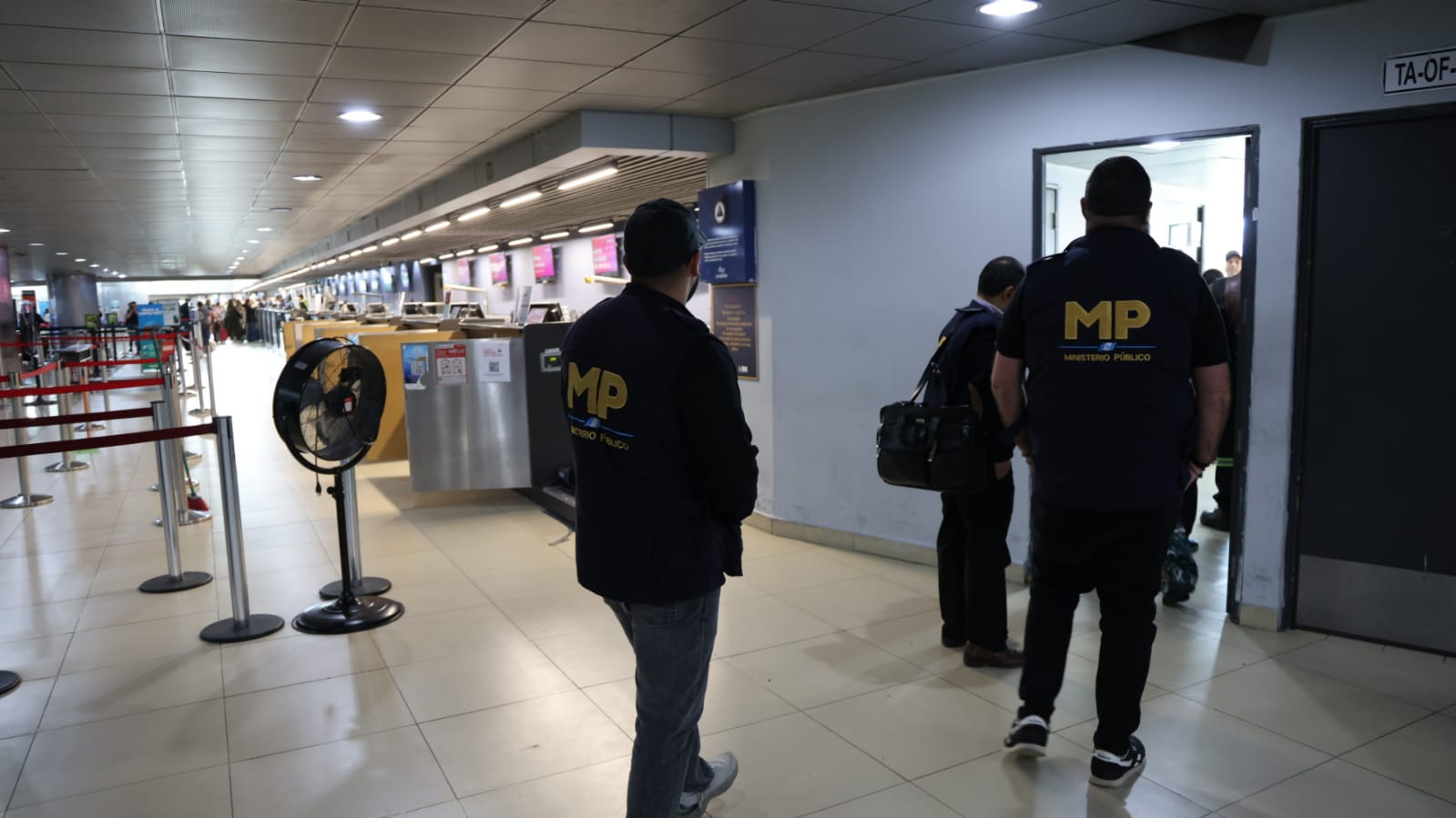 Fiscalía hace diligencia en Aeropuerto La Aurora por posibles irregularidades en adquisición de gradas eléctricas y elevadores