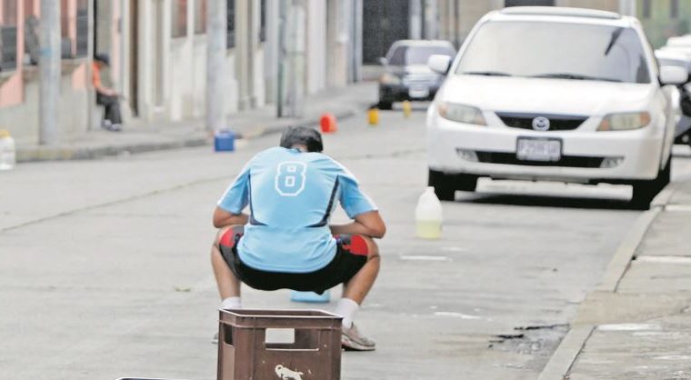 La Municipalidad de Guatemala implementará parquímetros inteligentes y reitera prohibición de apartar parqueos. (Foto Guatevisión: HemerotecaPL)