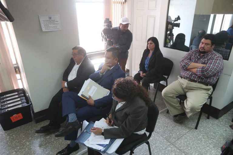 Extrabajadores del INDE enfrentan juicio por el caso Amperios