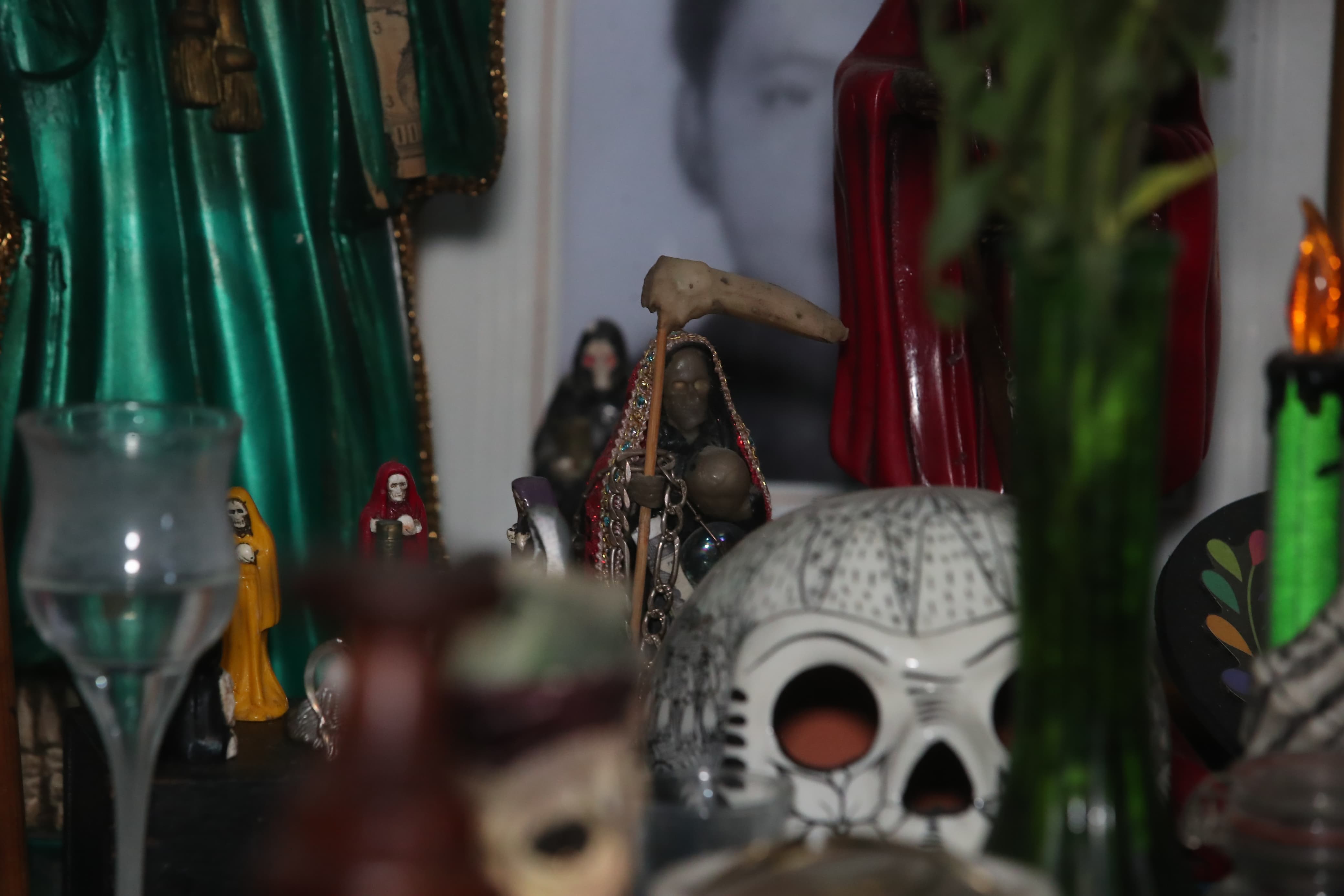 Hallan altar de la Santa Muerte en guarida de pandilleros
