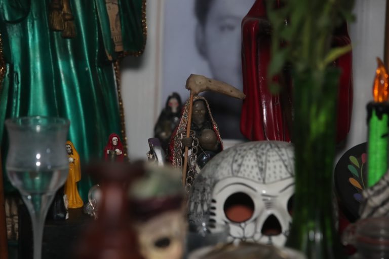 Hallan altar de la Santa Muerte en guarida de pandilleros