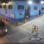 Imágenes: Cámara capta el momento en que un motorista muere al chocar contra una cadena que cerraba la vía
