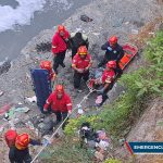 Pareja de motoristas cae a un río en la zona 6 por un accidente de tránsito