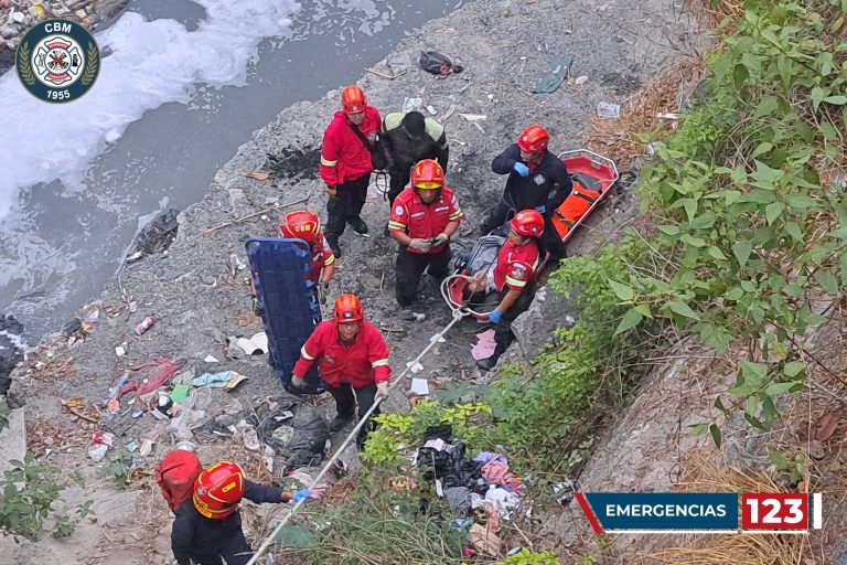 Pareja de motoristas cae a un río en la zona 6 por un accidente de tránsito
