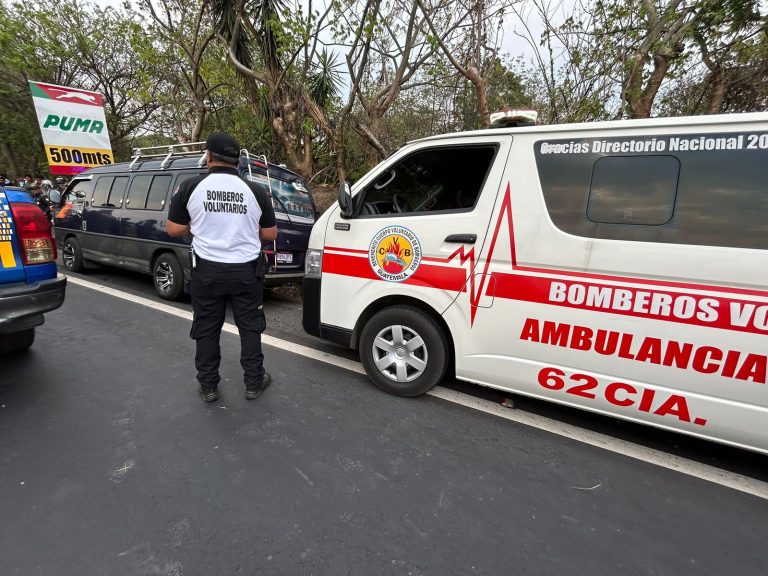 Localizan dos cadáveres en un microbús en carretera a El Salvador