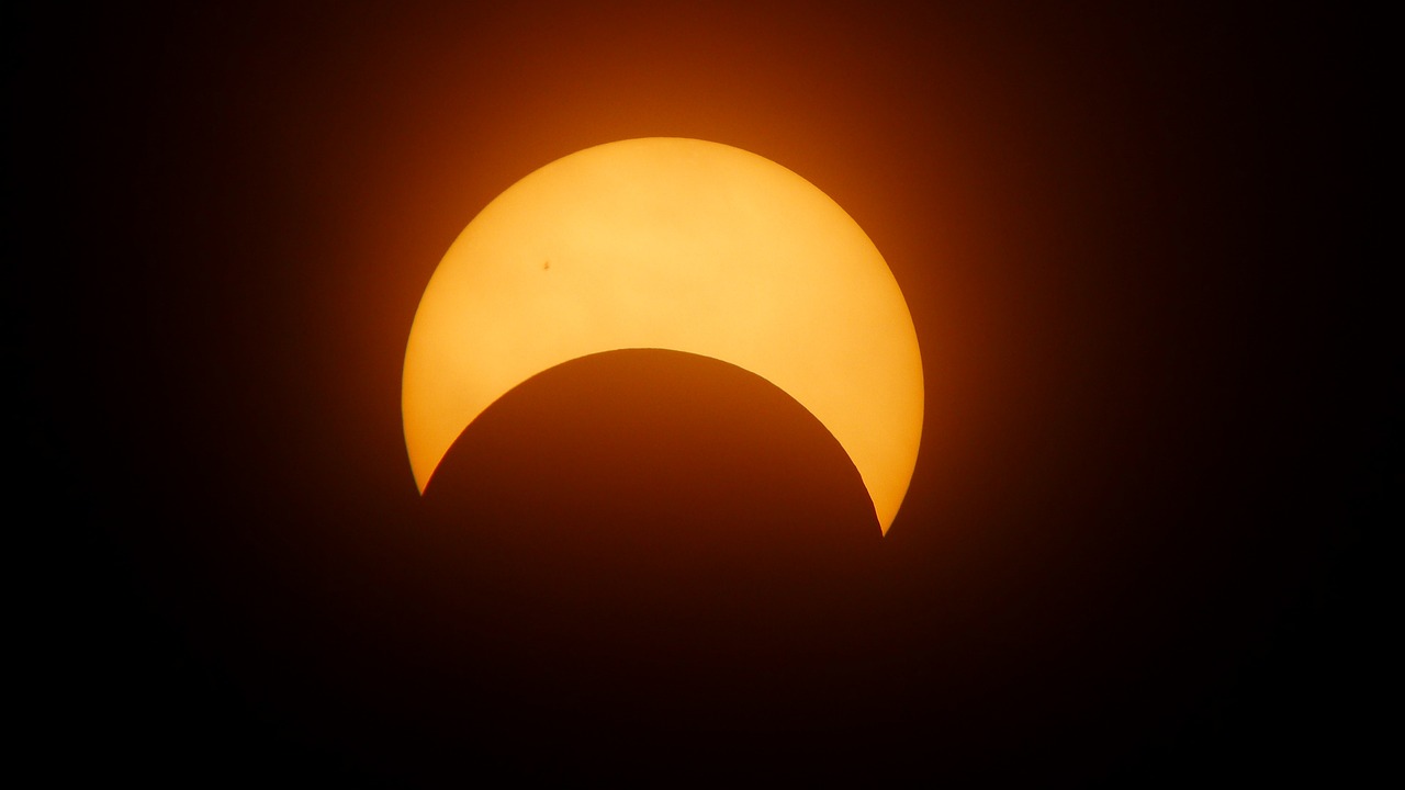 Eclipse solar: actividades presenciales y en línea para ver el fenómeno astronómico