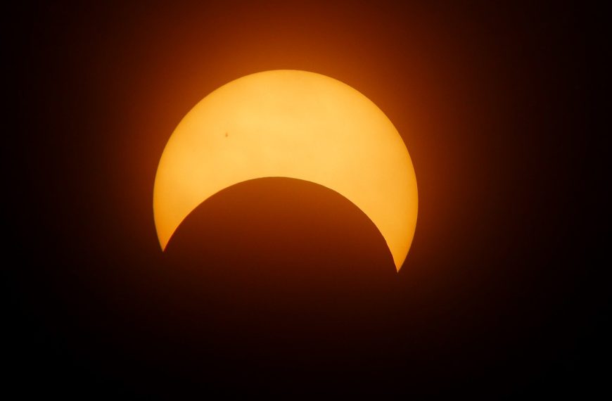 Eclipse solar: actividades presenciales y en línea para ver el fenómeno astronómico