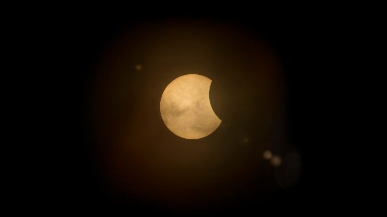 Eclipse parcial de Sol: recomendaciones del Mineduc para escolares en el sistema nacional