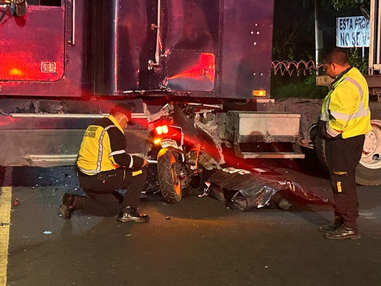 Accidente de motorista y tráiler complica el tránsito en ruta a El Salvador