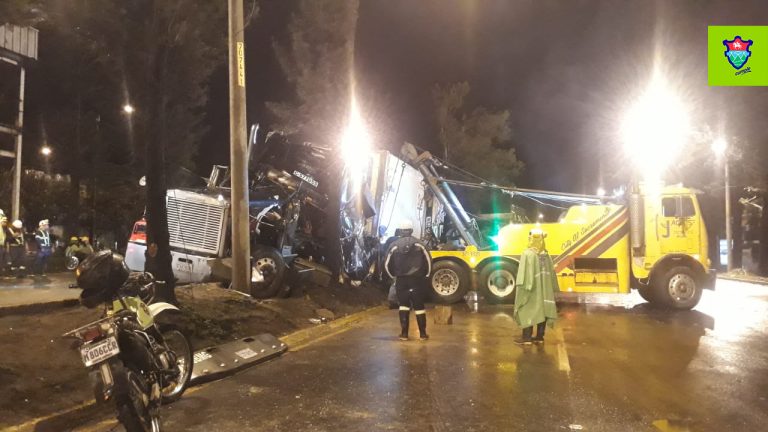 Paso en el Periférico continúa afectado por accidente de tráiler ocurrido el domingo