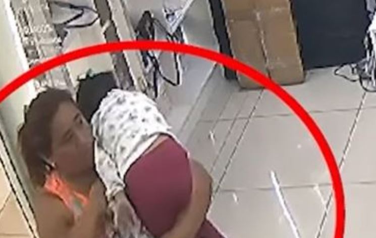 El video que revela cómo dos mujeres roban y usan a menor para esconder el botín