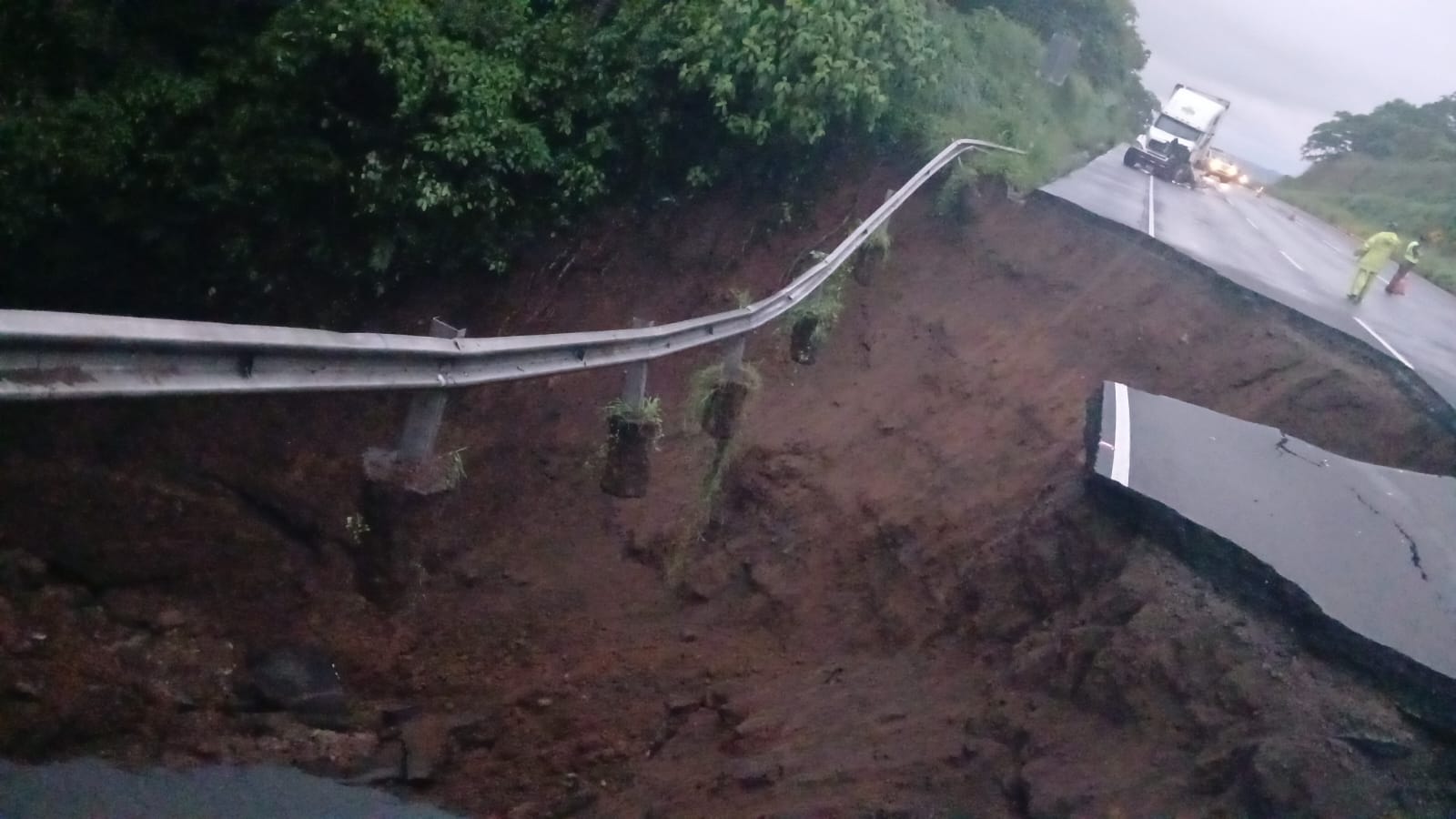 Paso en ruta Palín – Escuintla es afectado hacia la capital por un hundimiento