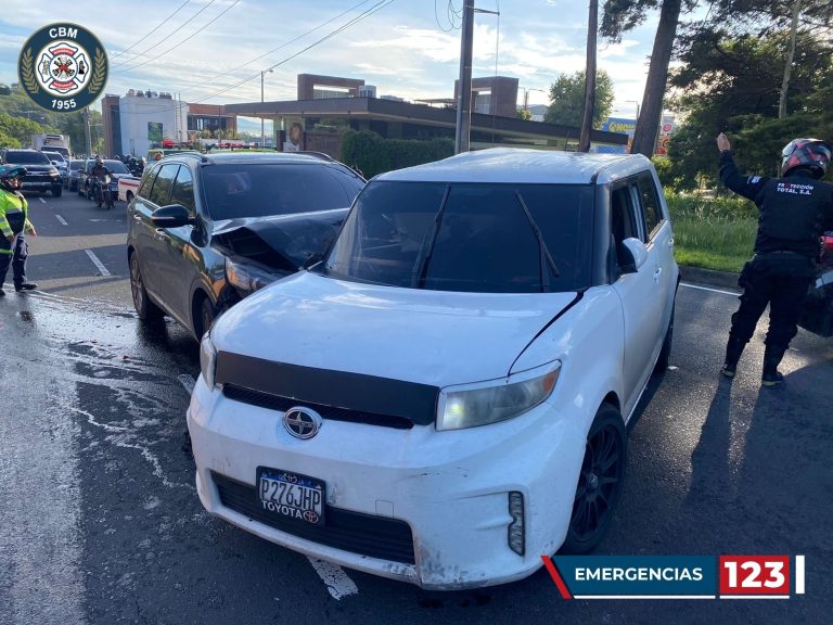 Bomberos rescatan a ocupante de un carro accidentado en el bulevar El Naranjo