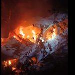 Imágenes: Vehículo se incendia tras un accidente en Petén