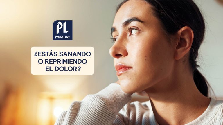 Las psicólogas Andrea Sosa y Elizabeth Caravantes señalan que sanar implica enfrentar las emociones de forma consciente, transitarlas y aprender de ellas. Reprimir el dolor, en cambio, significa ignorarlo o minimizarlo, lo que puede generar consecuencias físicas y emocionales. Reconocer las señales de evasión y aplicar estrategias para gestionar adecuadamente el dolor es clave para proteger la salud mental y favorecer el bienestar.