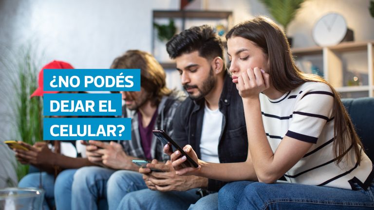 Psicólogas advierten que el miedo a perderse algo, conocido como FOMO, puede alterar el bienestar emocional. Recomiendan establecer horarios, desactivar notificaciones y practicar la atención plena para recuperar el equilibrio digital.